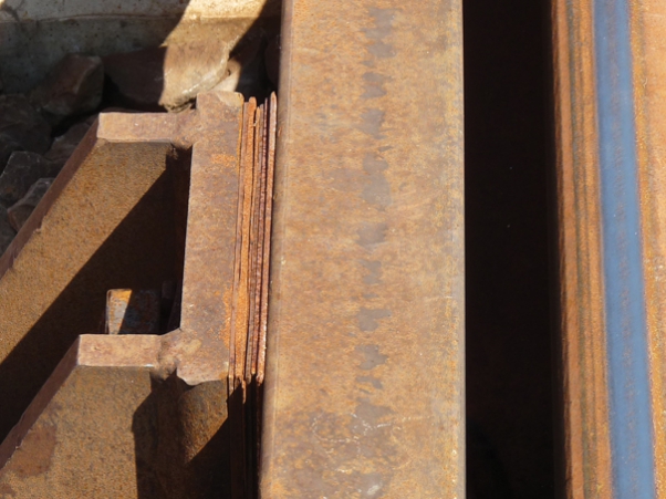 51. ábra. Bélelési lemezköteg az U alakú vezetővasnál