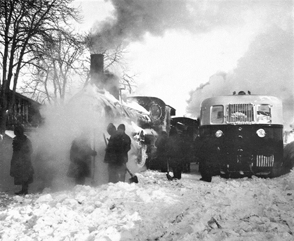 16. ábra. 1941 telén a vasutasoknak is meggyűlt a bajuk a téllel. Az Árpád sínbusz Tuzséron. (Forrás: [6])