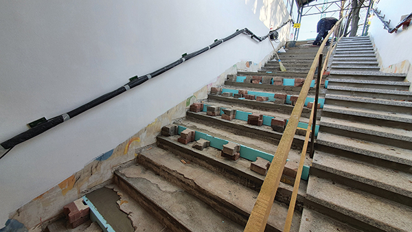 8. ábra. Peronra vezető lépcső felújítása Üllőn