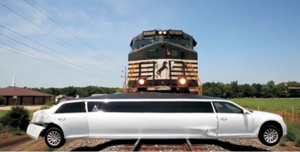 11. ábra. Fennakadt a jármű a vasúti átjáróban (USA, Indiana, New Paris 2015) (Forrás: hvg.hu)
