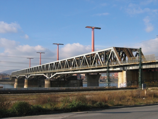 1. ábra. A budapesti Összekötő vasúti híd (jelenlegi szerkezetek)