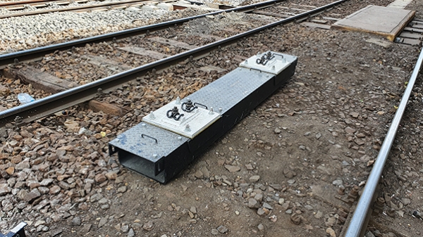 14. ábra. A beépítés előtt álló új típusú vályúalj a vonóvezetékek elhelyezésére Nyugati II. körzetben