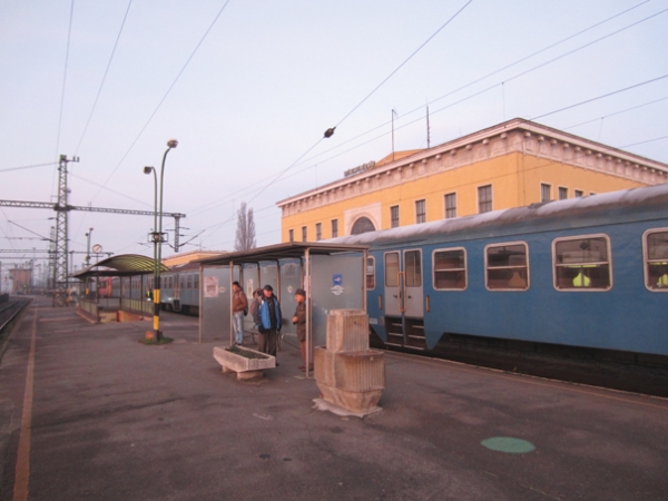 18. kép. A vasútállomás régi II.–III. vágány közötti peronja, melyről 2014. december 13-án érkezhettek, illetve indulhattak utoljára az utasok (Fotó: Szőke Ferenc)