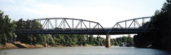 1. ábra. A tiszaugi Tisza-híd látképe a folyóról nézve. (Fotó: Kiss Józsefné)