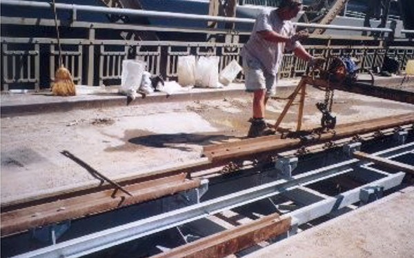3. ábra. Terelősín építése vízszintes gerinccel fekvő sínekkel (Fotó: Kiss Józsefné)