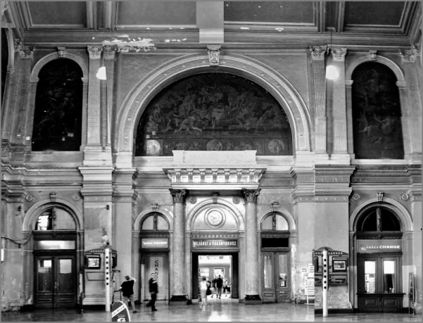 2. ábra. Budapest-Keleti pályaudvar – az indulási csarnok déli falának nézete, 2000