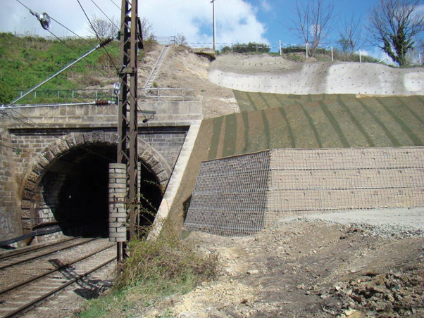 9. A megvalósult, ideiglenesen helyreállított rézsű és alagútfalazat